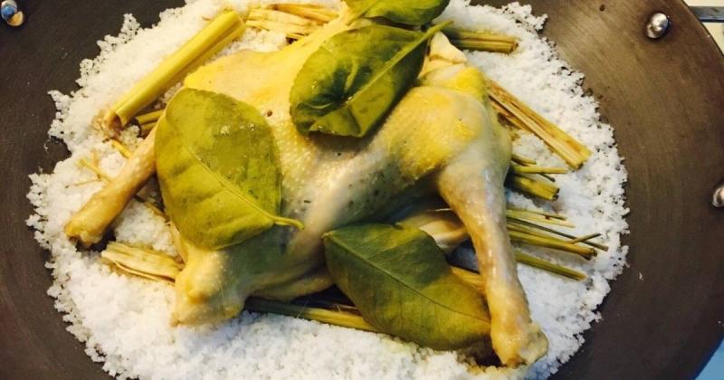 Gà hấp muối giúp giữ nguyên vị ngọt của thịt.