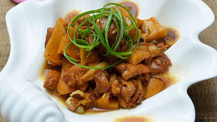 Gà kho măng