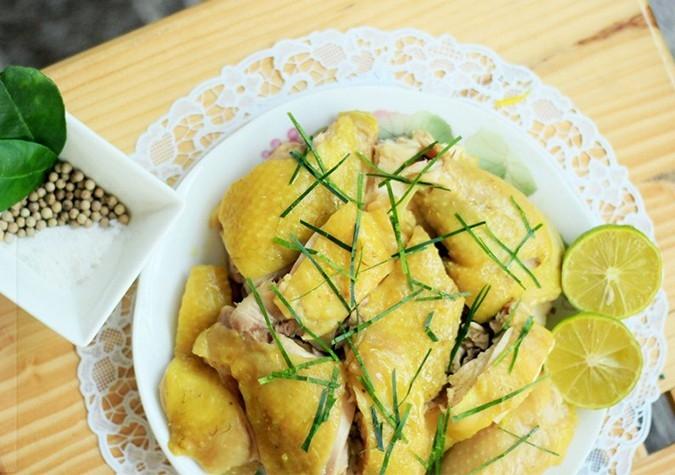 Gà luộc ăn kèm muối tiêu chanh