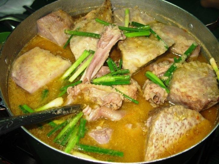 Gà nấu chao thêm chút rượu sẽ giúp món ăn dậy mùi hơn
