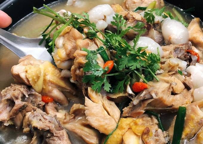 Gà nấu vải
