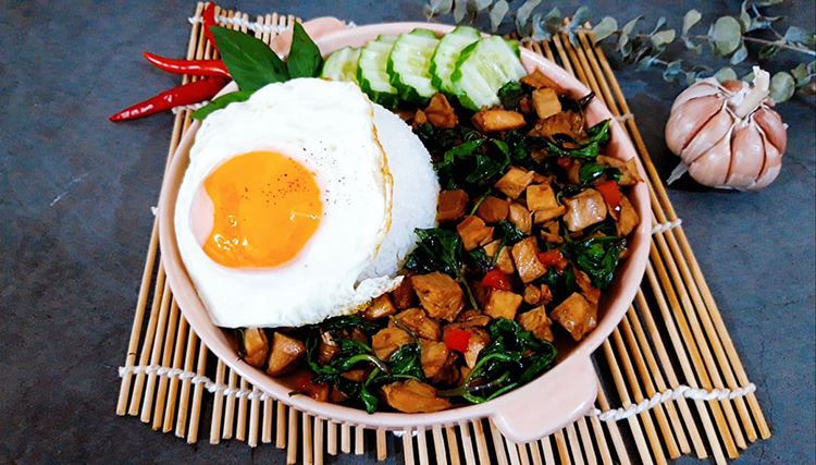 Gà xào lá quế kiểu Thái