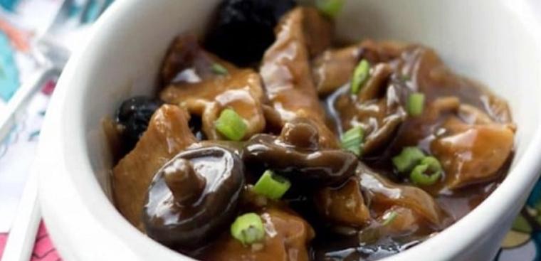 Gà xào nấm hương