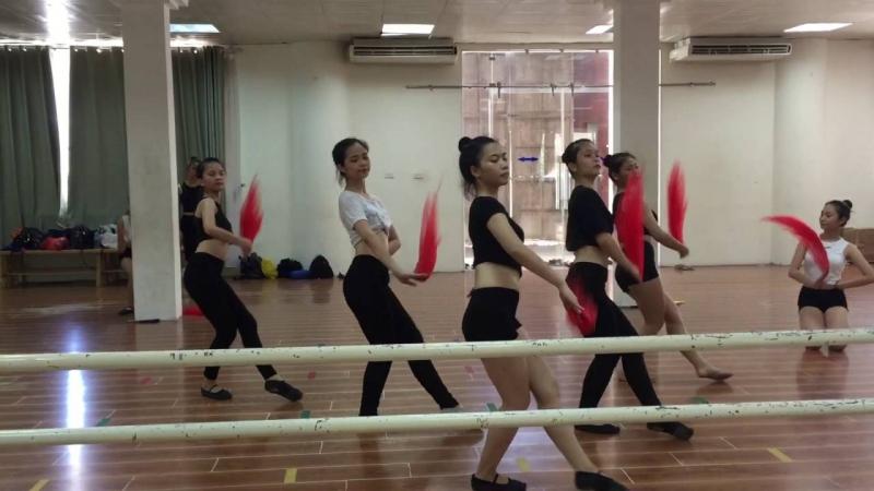 Một buổi tập của sinh viên Khoa Múa