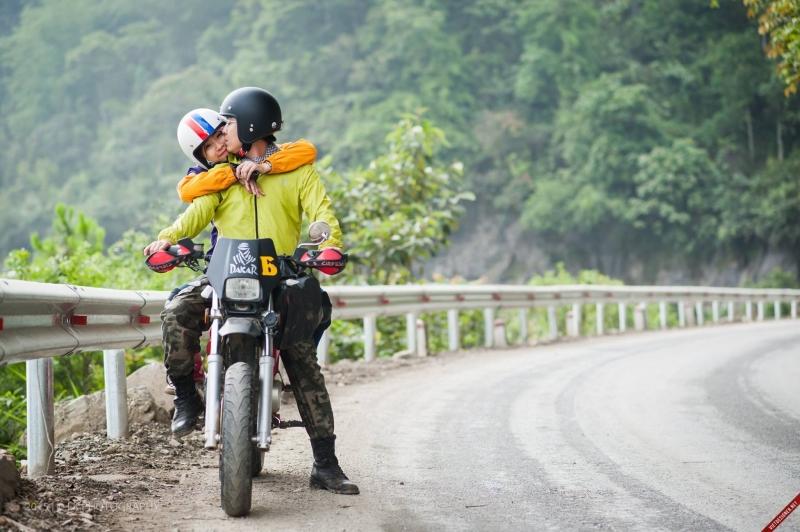 Anh ấy gật đầu nhưng không quá nhiều