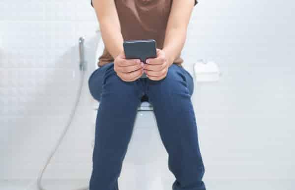 Nghiện điện thoại đến nỗi sử dụng cả khi đi vệ sinh