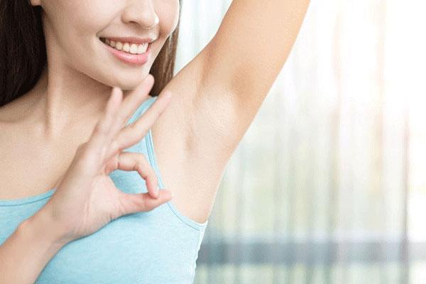 Sử dụng gel rửa tay không xà phòng giảm mồ hôi nách