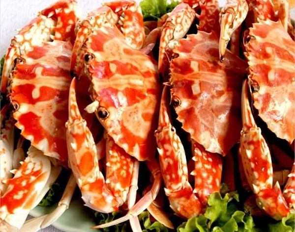 Đĩa ghẹ màu đỏ cam rất bắt mắt, thịt ghẹ trắng phau, tươi ngon, mùi thơm thoang thoảng dậy lên, chỉ mới ngửi thôi đã thấy thèm. Ngồi bên bờ biển nhâm nhi ghẹ cùng chai bia còn gì tuyệt vời hơn.