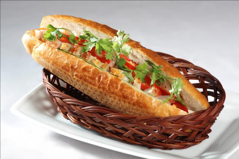 Bánh mì thịt heo quay hấp dẫn (Ảnh minh họa)