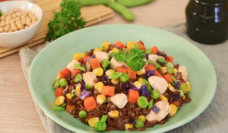 Salad cơm gạo lứt