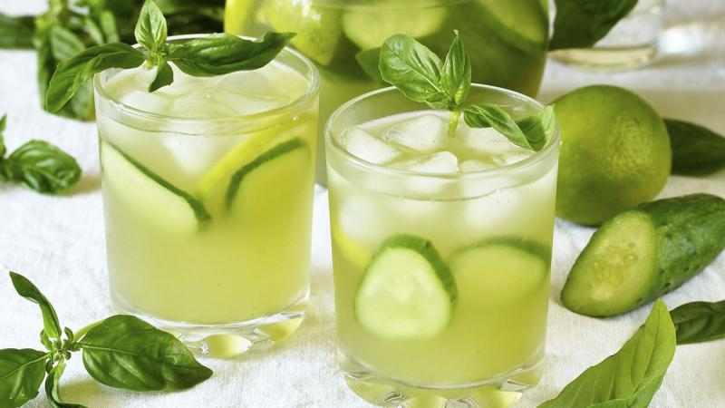 Uống nước ép dưa chuột