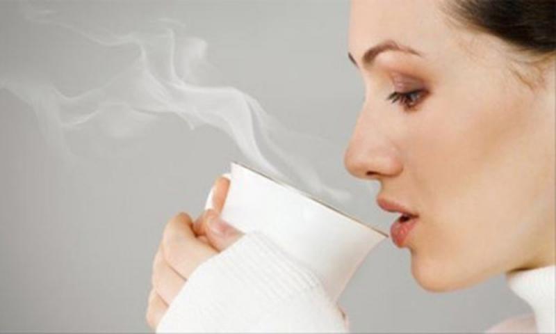 Uống nước ấm có thể giúp giảm đau