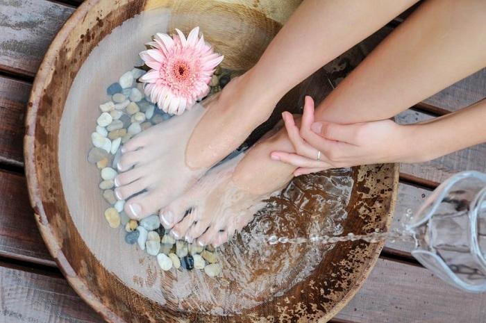 Trị nứt gót chân với giấm táo