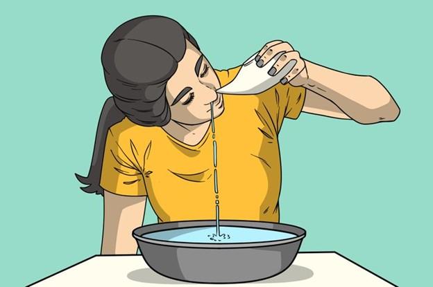 Giảm viêm xoang bằng cách rửa sạch mũi với bình Neti