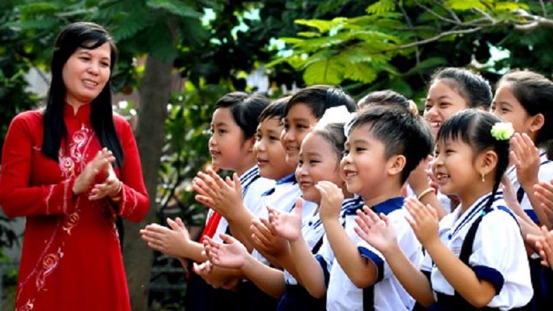 Giáo viên và học sinh trong giờ ngoại khóa