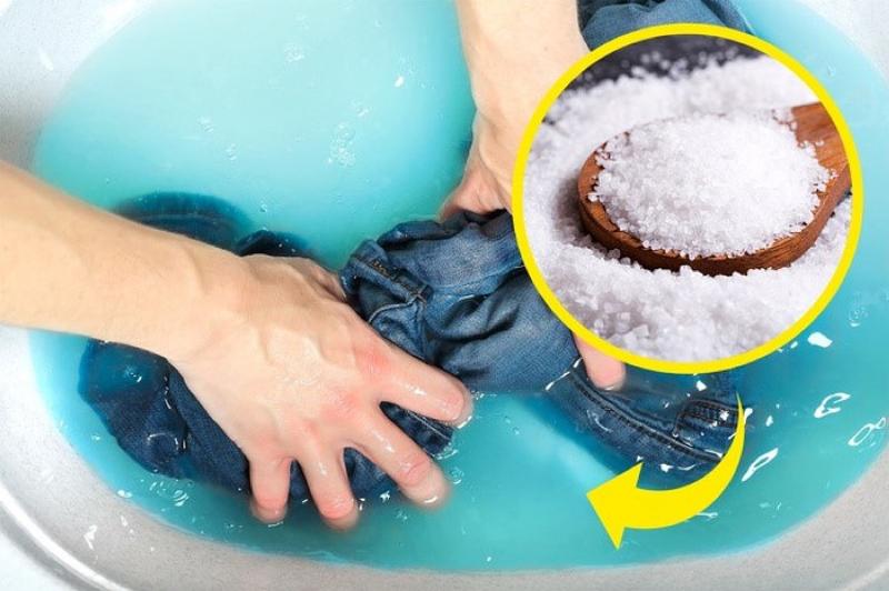 Giặt bằng nước lạnh pha chút muối