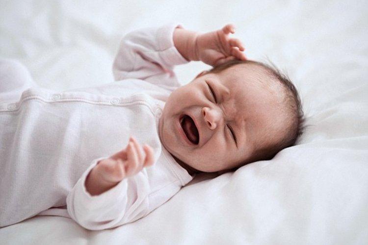 Trẻ bị giật mình sẽ thường khóc lớn