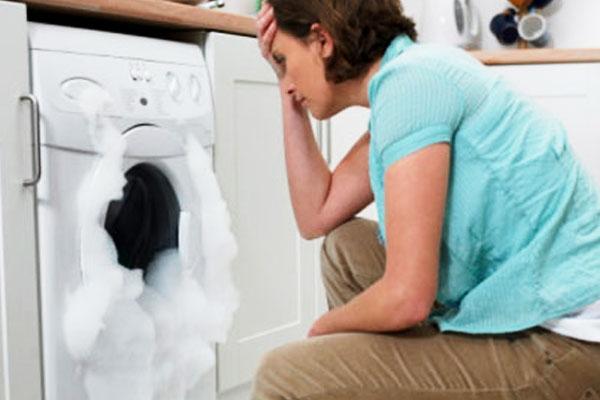 Máy giặt cửa trước bị trào bọt ra ngoài