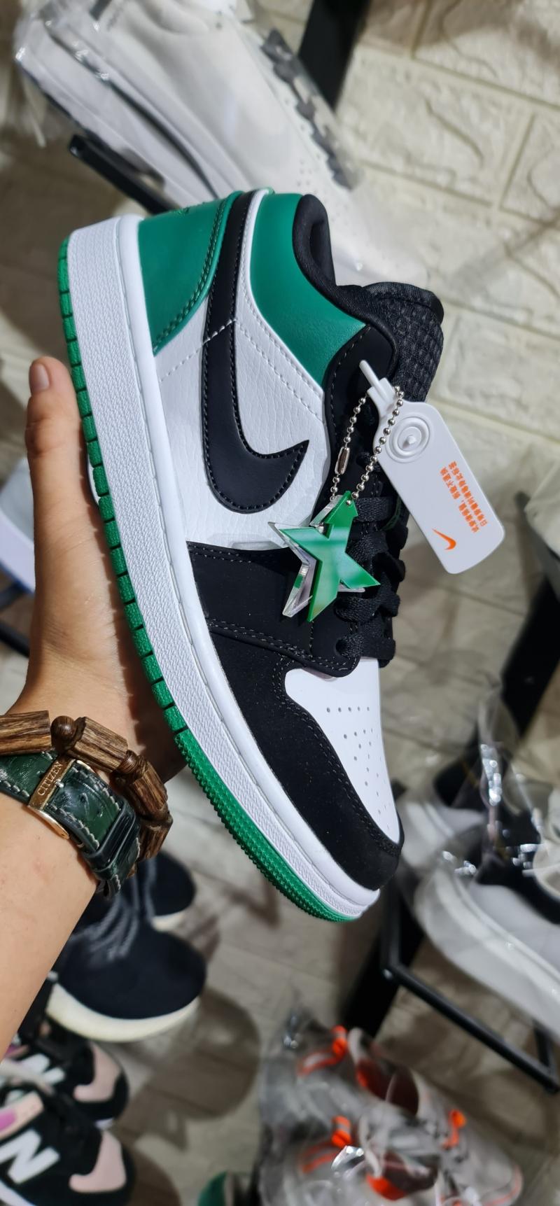 Tài Sneaker