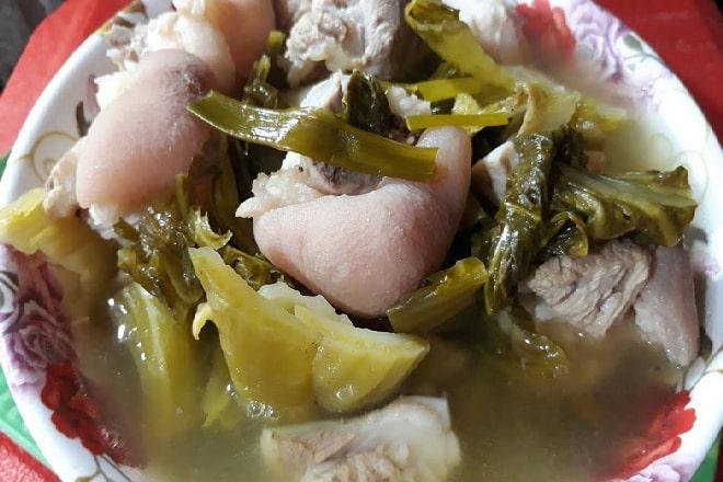 Giò heo hầm cải chua