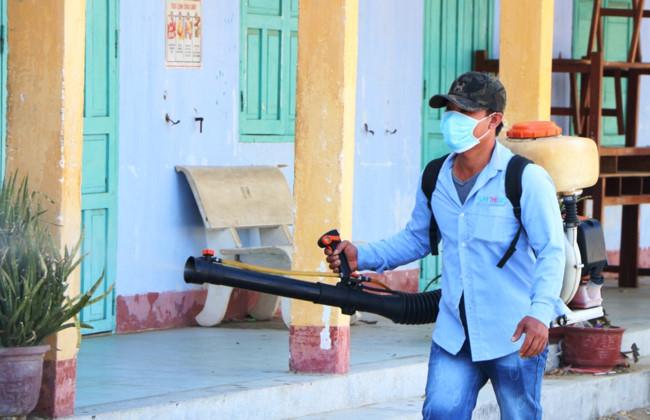 Phun thuốc diệt khuẩn cũng là cách phòng bệnh hiệu quả