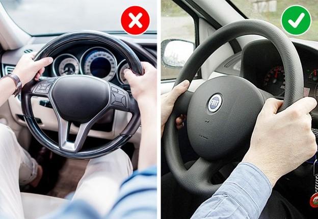 Giữ vô lăng khi lái xe hơi ở vị trí 