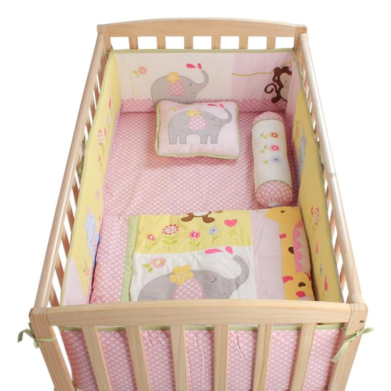 Cũi kèm quây cũi, nệm, gối chặn, gối ẩn chứa nguy cơ đột tử cho bé