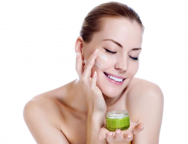 Uống nước ấm mỗi ngày giúp bạn tận dụng tối đa các sản phẩm chăm sóc da