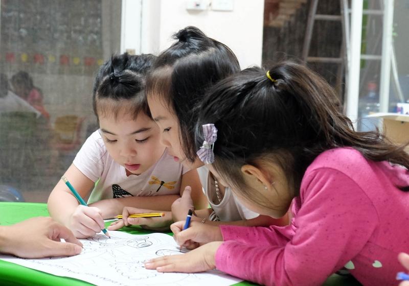 Với trẻ trong thời kì thích làm thử, hãy cho trẻ thử làm mọi thứ