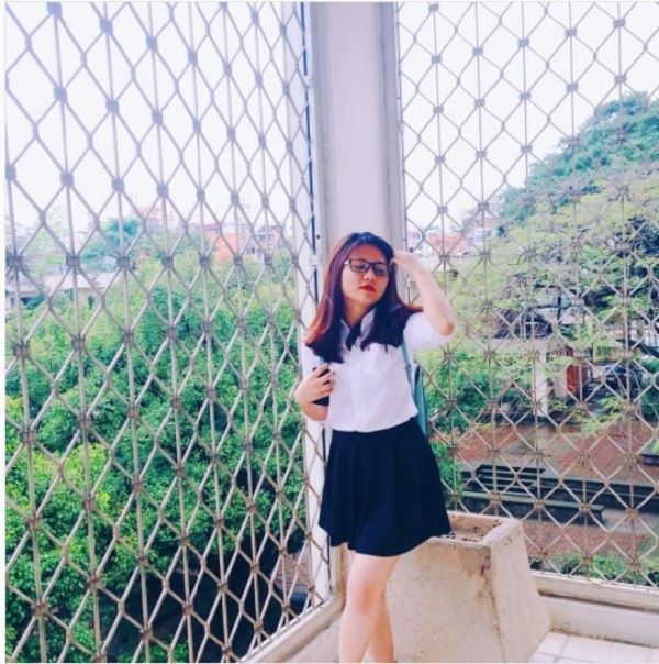 Lên trên cầu thang của những tòa nhà cũng là một góc thích hợp để chụp ảnh đó chứ! (Ảnh: Instagram linn__daoo)