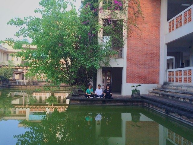 Nhóm bạn cùng tạo những dáng 