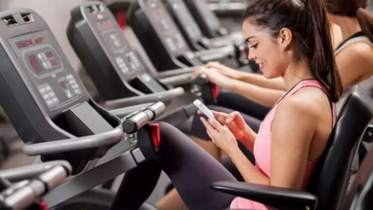 Gọi điện thoại với âm lượng quá to và ồn ào