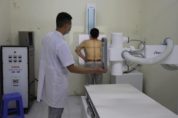 Chụp X-quang phổi để đánh giá tổn thương phổi của bệnh nhân hậu COVID-19