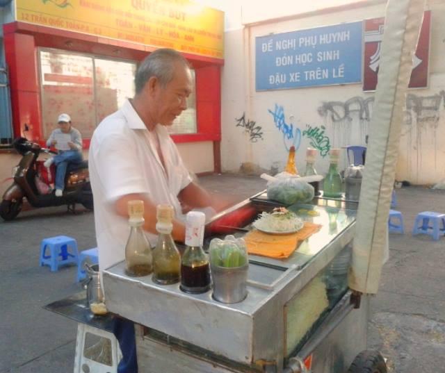 Chiếc xe đẩy bán gỏi khô bò đơn sơ của gian đình ông Năm
