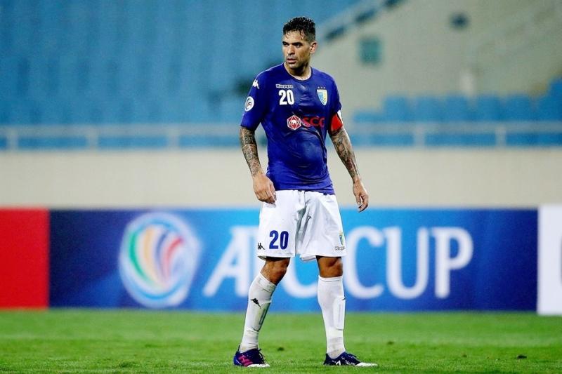 Gonzalo nhận lại chiếc băng đội trưởng từ Cristiano với trọng trách dẫn dắt đội bóng thủ đô tiếp tục giành lấy những thành công.