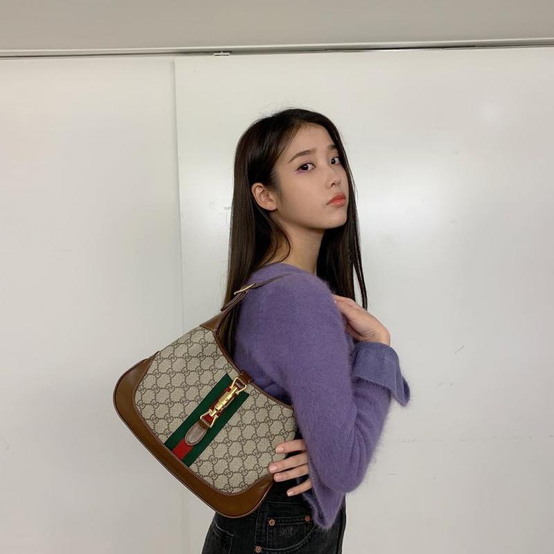Ca sĩ Hàn Quốc IU diện Gucci Jackie 1961
