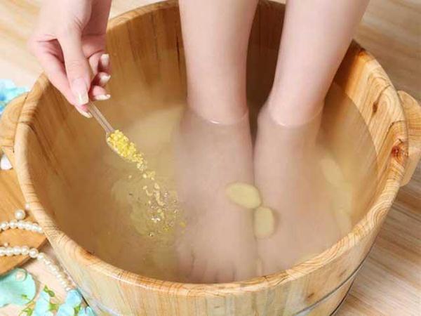 Ngâm chân thư giãn với gừng tươi