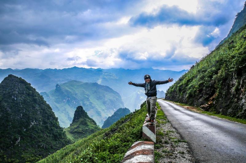 Rong ruổi trên những con đèo ngoằn ngoèo, ngắm nhìn khung cảnh sinh hoạt nơi đây thực sự là trải nghiệm tuyệt vời.