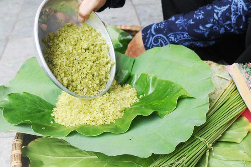 Hàng cốm bán rong của các bà, các cô - nét đặc trưng của thu Hà Nội