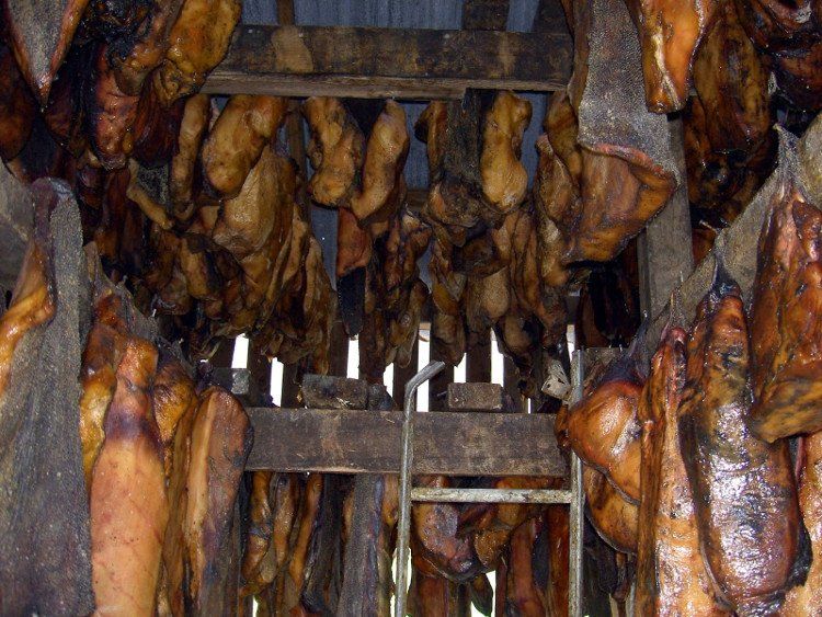 Hakarl (cá mập lên men) – Iceland