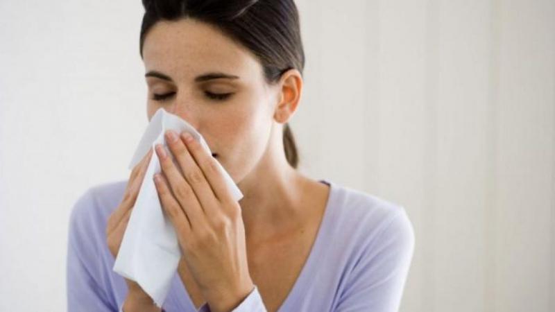 Hàng ngày bạn nên nhỏ nước muối sinh lý để rửa sạch mũi