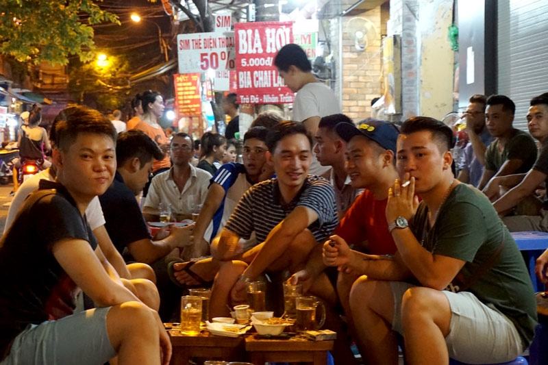 Hạn chế, cấm đoán chàng gặp gỡ bạn bè là sai lầm của nữ giới
