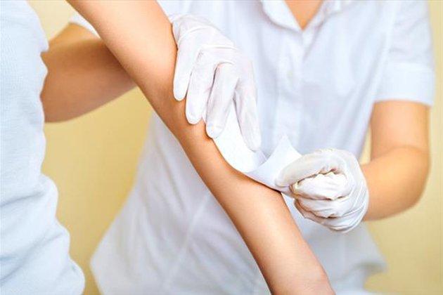 Hạn chế dầu thừa và lông mọc dưới da sau khi waxing