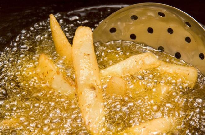 Hạn chế dùng thức ăn có dầu mỡ vì cơ thể bạn phải mất 5 – 7 giờ để tiêu hóa chúng và khiến bạn cảm thấy mệt mỏi