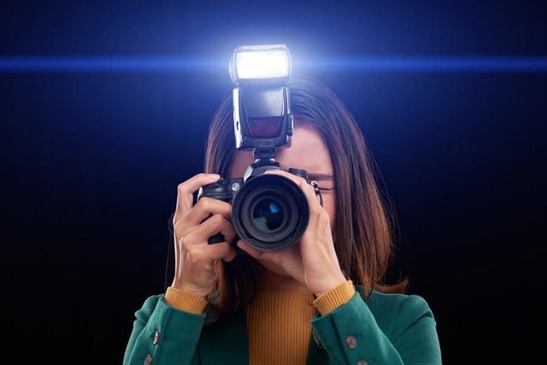 Hạn chế sử dụng flash trong nhà