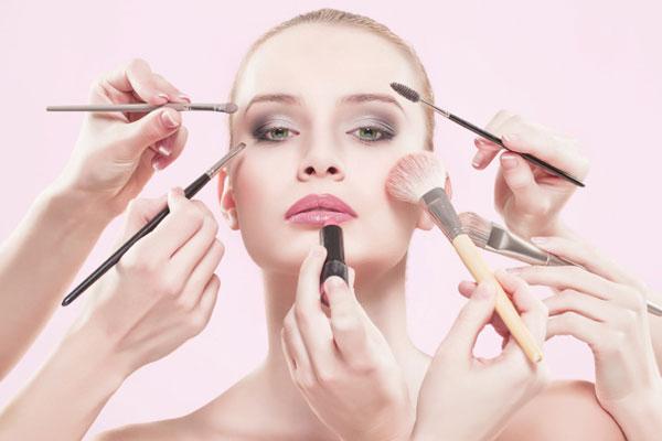 Sử dụng cọ mỹ phẩm không vệ sinh