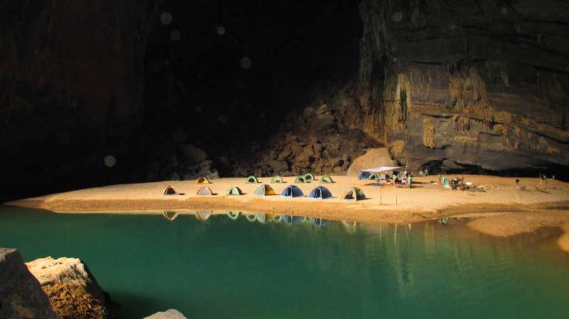 Cắm trại bên trong Hang Én