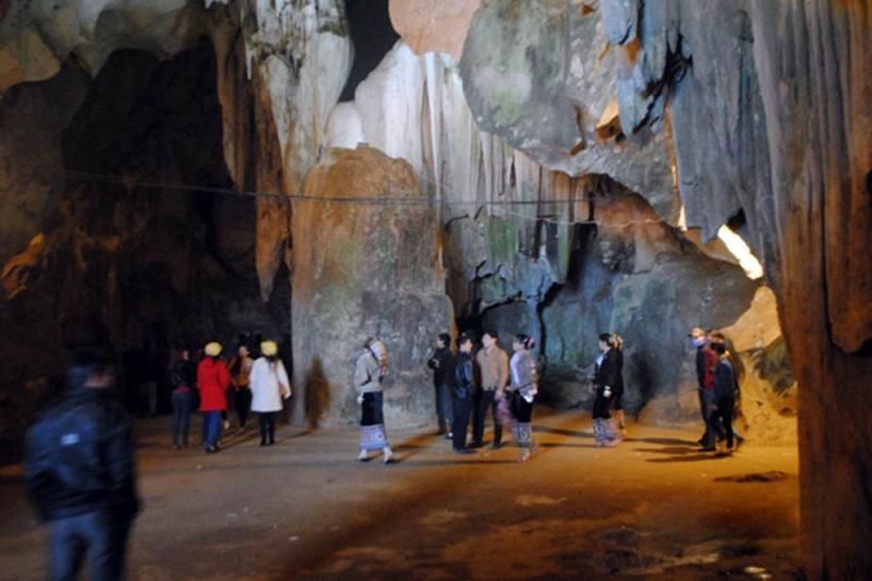 Trong hang Thẩm ồm