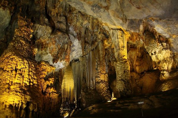 Vẻ đẹp bên trong hang Thủy Cung