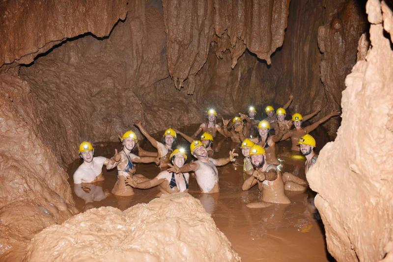 Tắm bùn ở hang Tối